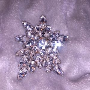 Q-7 Vintage unsigned clear Rhinestone floral Brooche